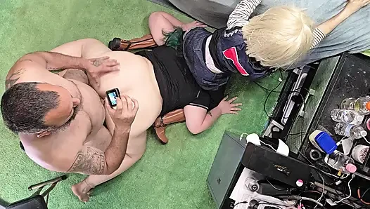 Kız arkadaşım üvey erkek kardeşler için beni tuzağa düşürüp sert sikişiyor
