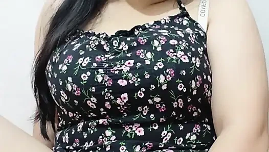 Die schöne große Schwester kommt gerade aus einem kleinen Dorf