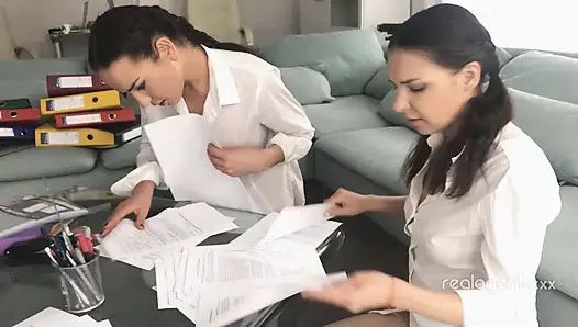 Birkaç sevimli esmer öğrenci başarılı sınavı kutluyor