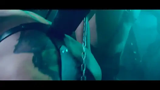 Latex domme fäuste klaffendes arschloch weit offen tropft