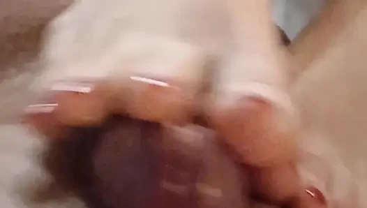 Kelly führt einen technischen footjob durch, der Dominiks schwanz zu einem squirting-orgasmus bringt.