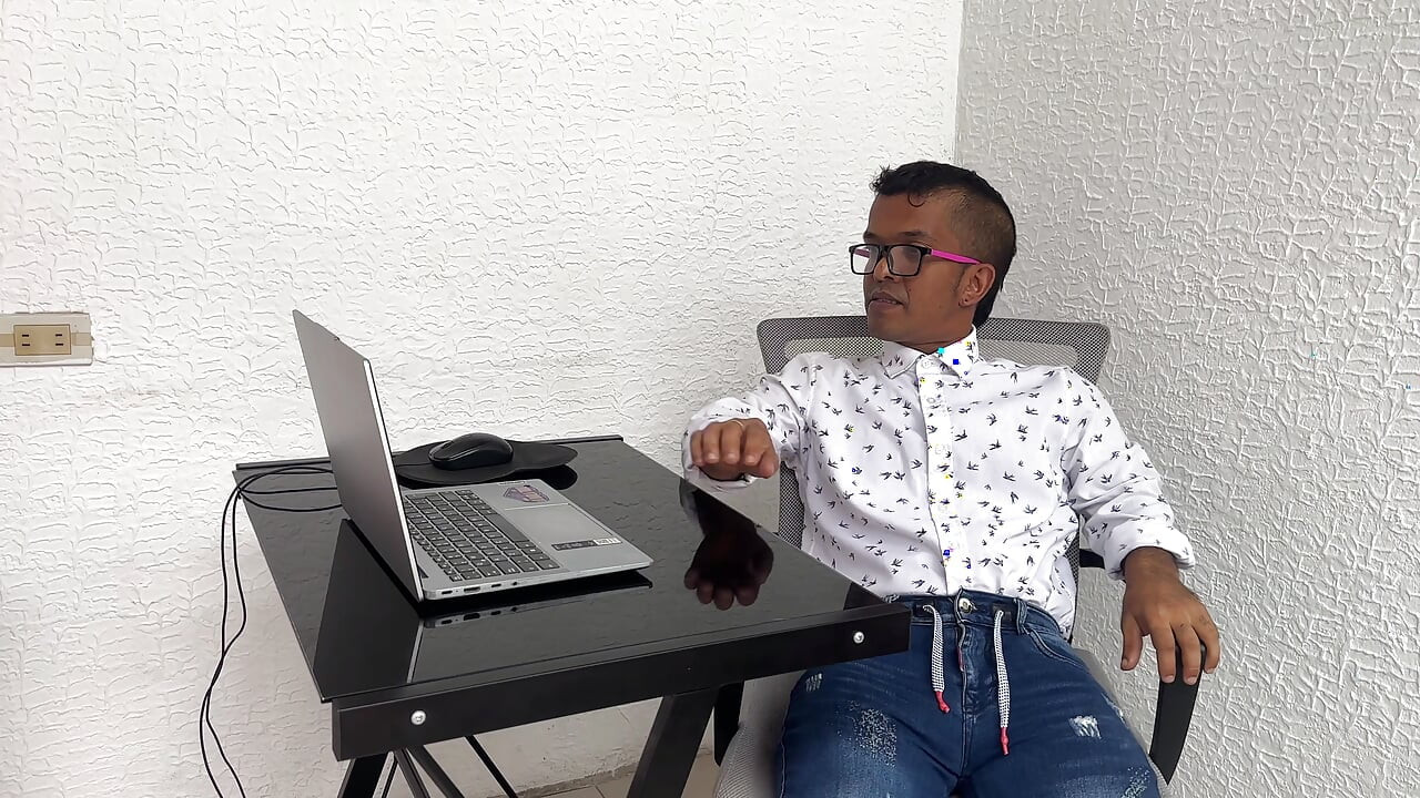 Mali patuljak daje svojoj brineti i velikoj sekretarici jako i bogato jebanje u zamenu za povišicu, a ona svršava u njeno usko dupe.