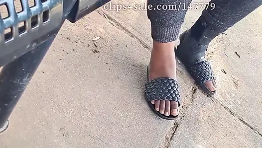 Kaki kiri Fudge si cewek hot ini dibungkus dengan kaki jenjang di halte bus