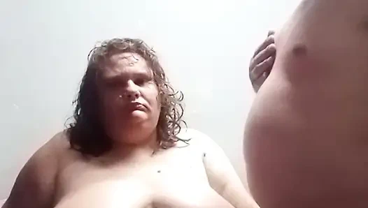 Şişman iri güzel üvey anne seksi üvey oğullarını tekrar yarak emiyor