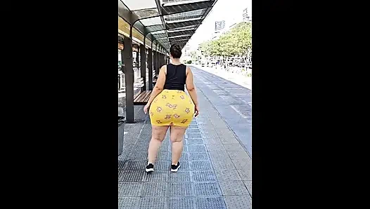 Большая задница ждет автобус в Аргентине