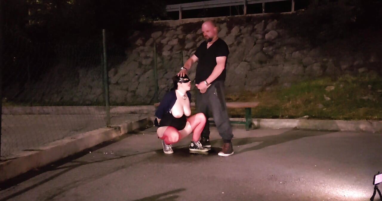 Cette Femme Mature Coquine Adore Jouer En Bas Avec Des Inconnus En Public