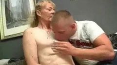 La nonna con la figa pelosa viene spogliata e il cazzo succhia