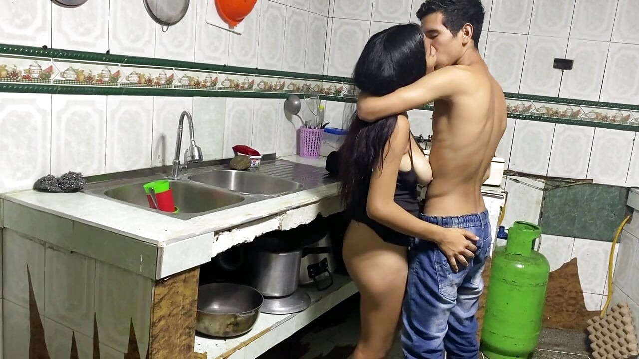 Tôi vắt sữa mẹ kế trẻ vú to của tôi, cô ấy luôn cho tất cả mọi thứ