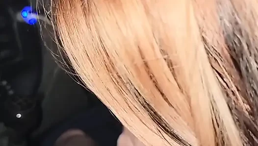 Cewek imut nyepong kontol besarku di dalam mobil