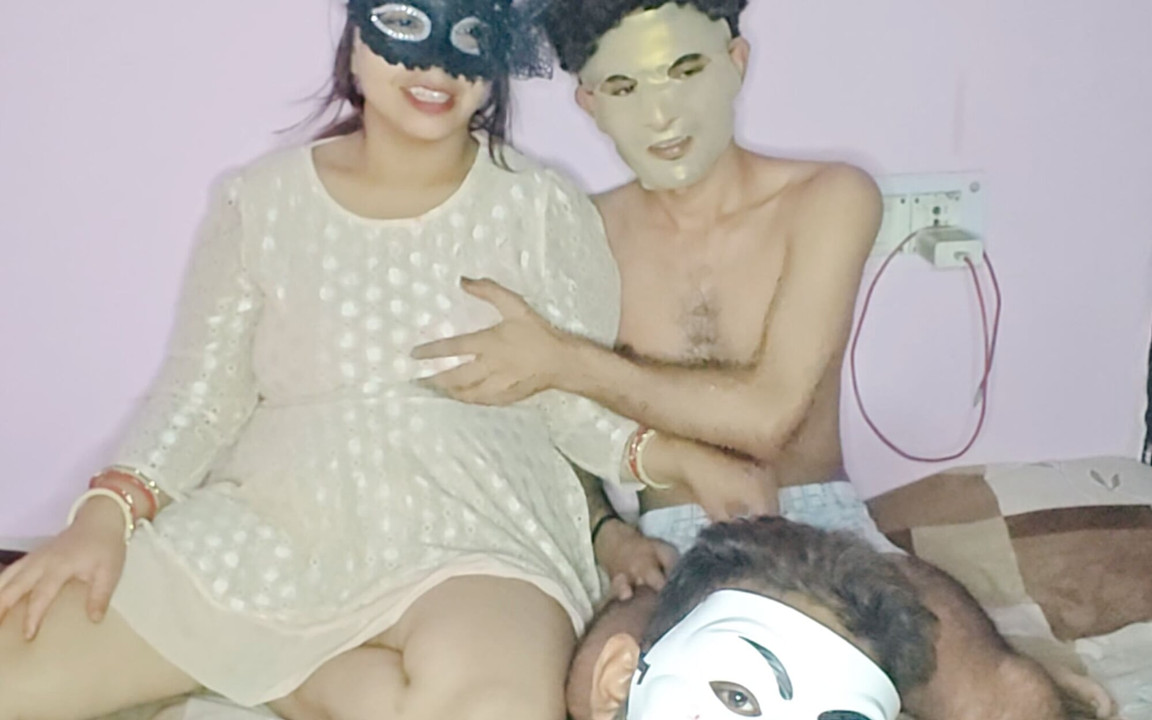 Ex-namorado e namorado fizeram sexo a três em casa