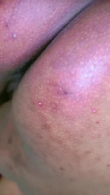 बड़ी गांड वाली मुस्लिम अरबी हॉट चोदने लायक सौतेली मम्मी सौतेले बेटे का कमरा साफ करती है & उसे बहकाने के लिए अपनी विशाल नग्न गांड और चूत दिखाती है | क्लिप 1