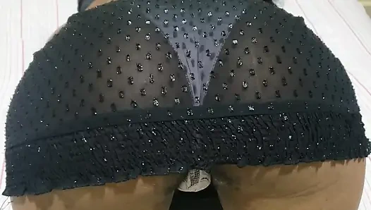 Ateşli esmer minyon kız sıkı amcığını göstermek için külotlu ateşli bir elbise içinde