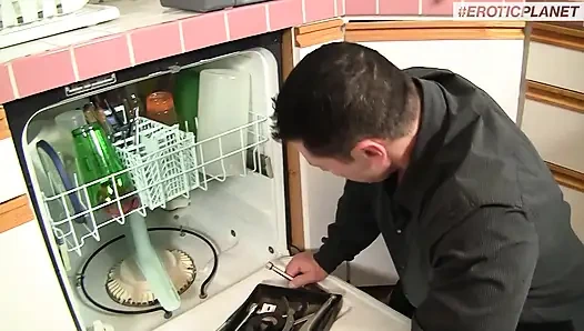 Big league squirters 2: S3. Heiße brünette bekommt ihre pfeifen geputzt