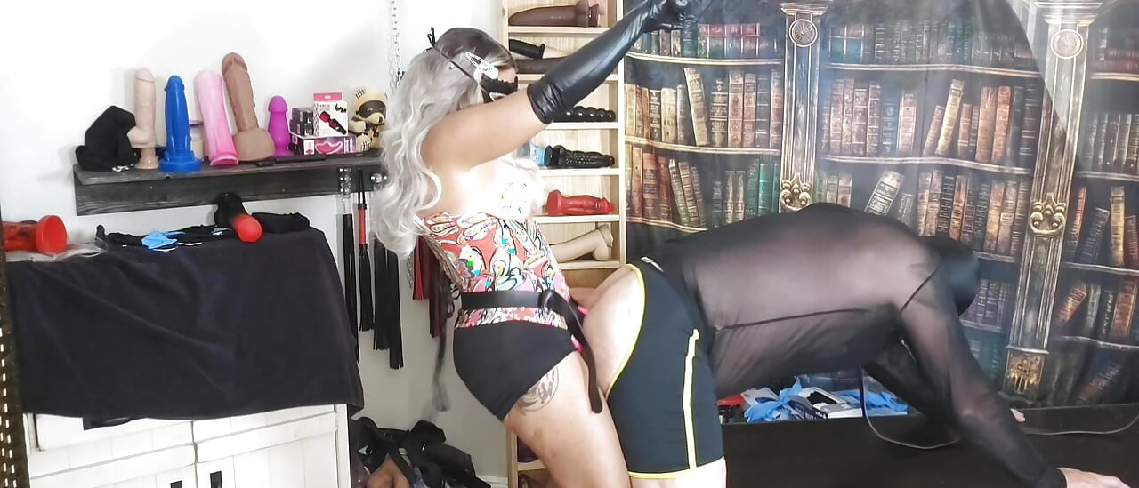 בלונדינית עשתה עוד סשן עם תת-אגרוף עמוק לזין ורוד ענק