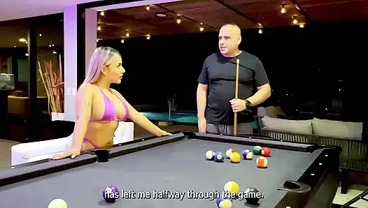 Я трахаю падчерицу моего босса, тем временем играю в бассейне