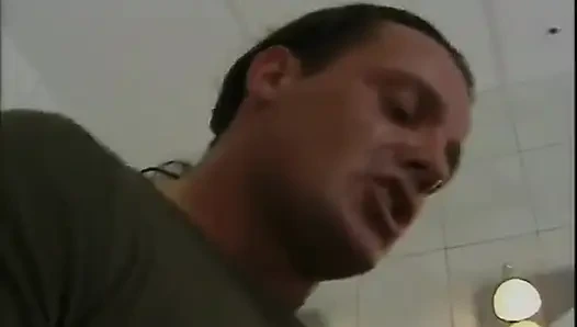 Çoraplı azgın iri güzel kadın sikiliyor ve yüzüne boşalma