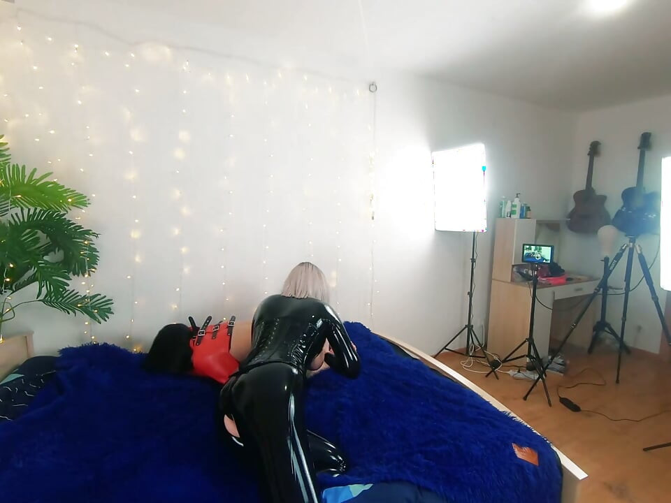 Nos bastidores das meninas fetiche de lésbicas bonitas fazendo vídeo de sexo. Dominação feminina positiva, jogo sexual, couro de látex