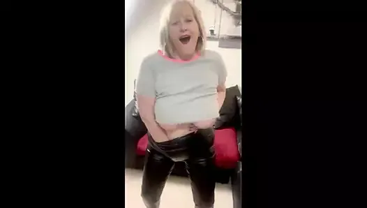 Gorąca blondynka mama wysyła brudne wideo dokuczanie młodym zawieszonym BBC