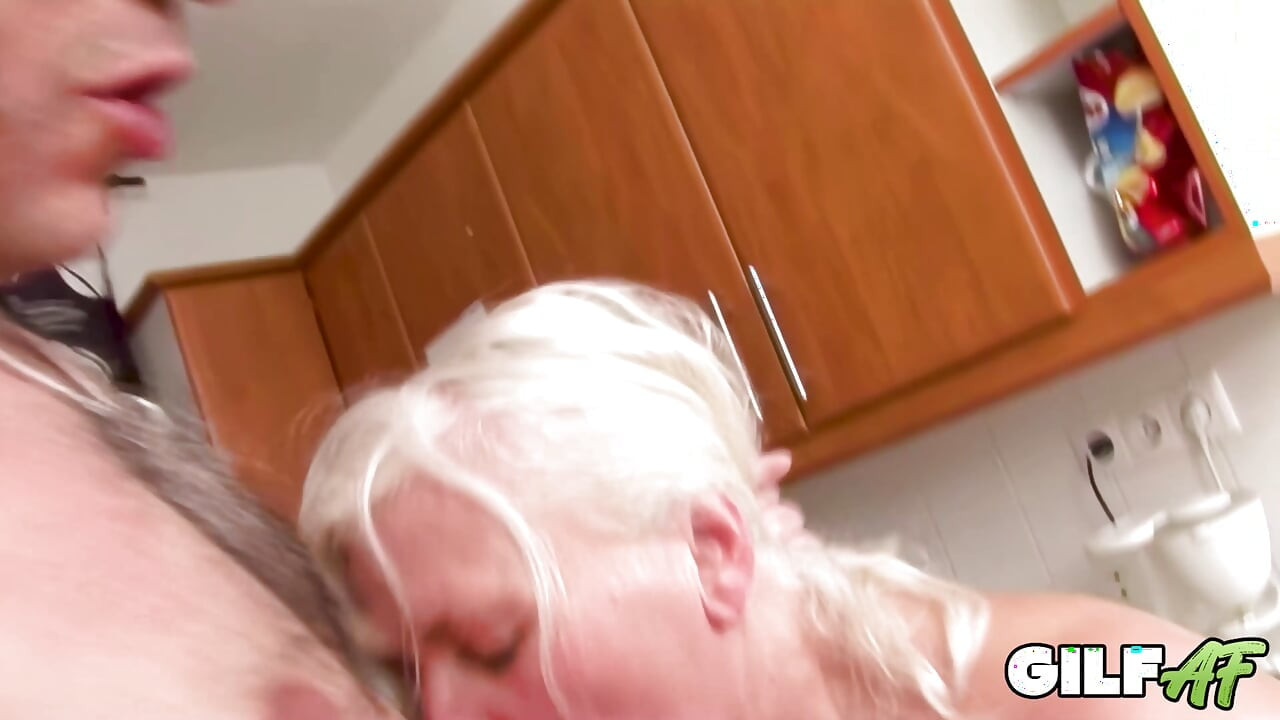 GilfAf - Babcia Mary ssie głęboko i dostaje swoją dojrzałą cipkę fucked ciężko