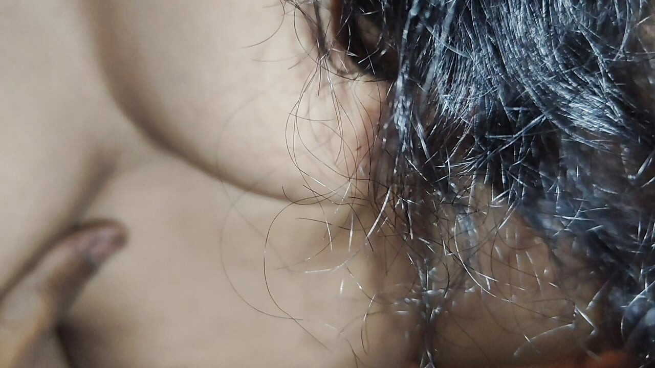 Ateşli Hintli desi köyü yeni evli evli kadın dever ile ağrılı anal sikişiyor ve ailesini ve kocasını aldatıyor