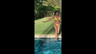 Padma Lakshmi in einem Bikini, springt in einen Pool