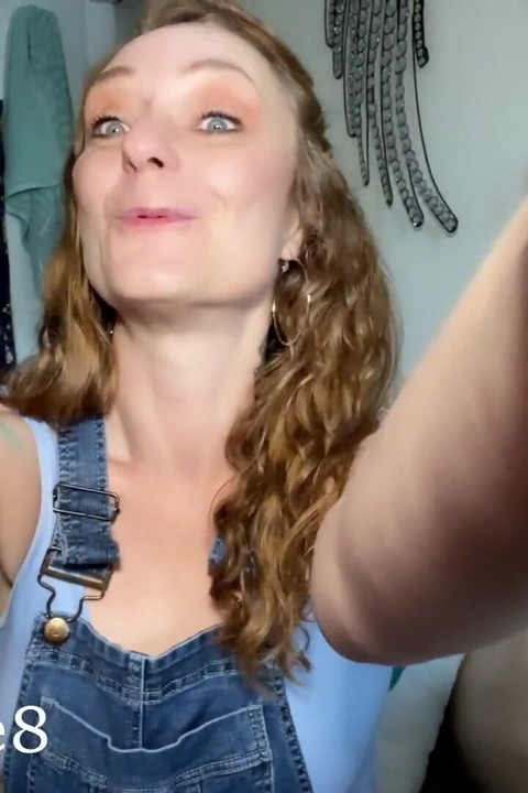 Venkovská dívka stydké pysky, v hlavní roli Angel Grave