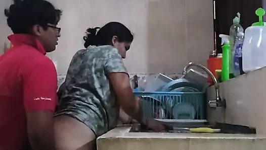 Сексуальная латина занимается сексом на кухне
