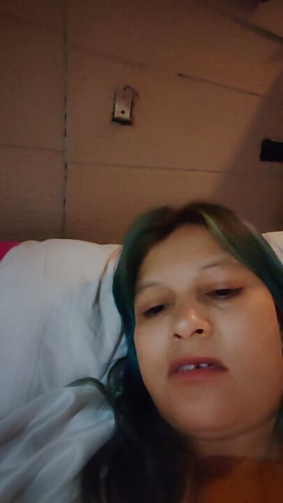 Lusi masturbuje się przed innymi mężczyznami przed kamerą internetową, podczas gdy jej małżonek