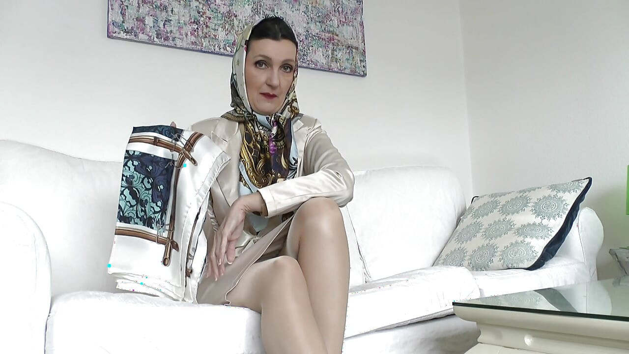Astăzi, o să te masturbezi într-o cămașă! Doamna Victoria Valente