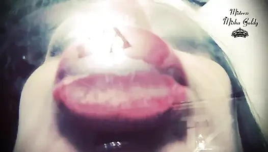 Красные губы с отпечатками поверх стекло и Frenchkissing