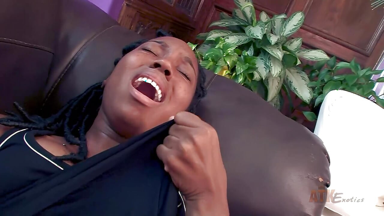 Black Beauty Brie Dawn עם קליטוריס ושדיים גדולים מאוננת בפות מגולחת עם ויברטור עד לאורגזמה
