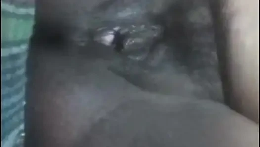 Tante melumuri minyak memeknya