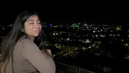 Возбужденная мексиканка трахает своего горячего сводного брата на балконе их дома, светит ее огромные груди на открытом воздухе!