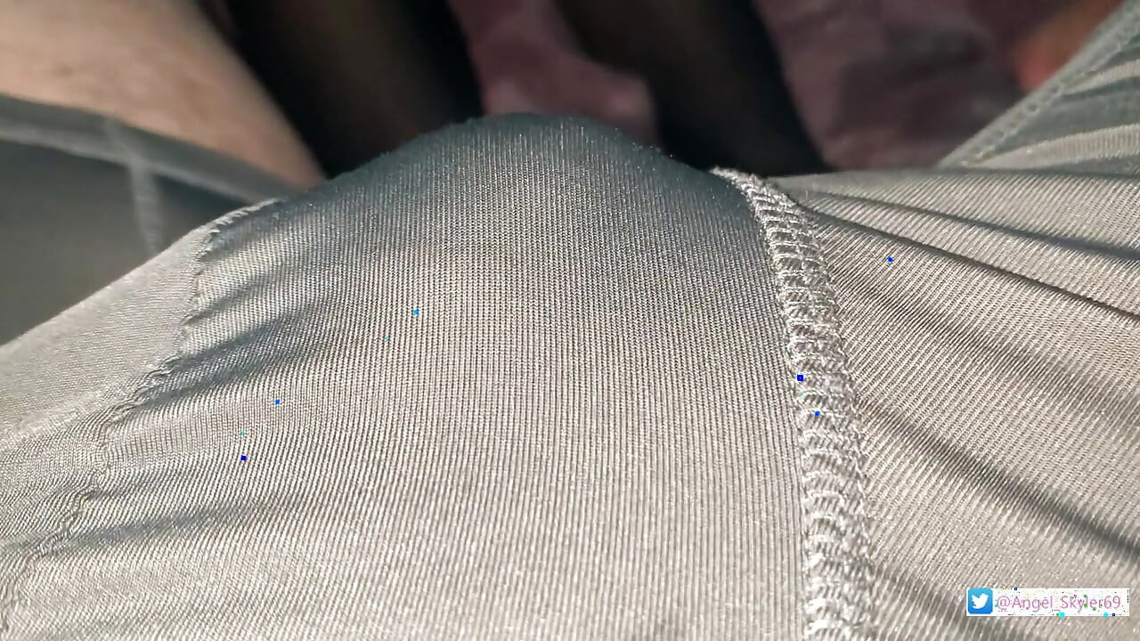 Sexy holka dává svému příteli tvrdou footjob akci a nutí ho sníst vlastní sperma