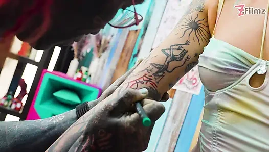 ALT-mädchen anAL während der TATTOO-session gefickt - schlampiger blowjob &squirting