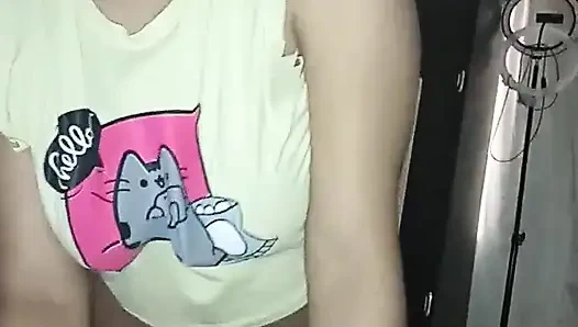 Brunette muda mengatakan bahwa untuk pertama kalinya aku membuatnya merasa seperti seorang wanita karena suaminya tidak mematuhinya di tempat tidur, dia aku