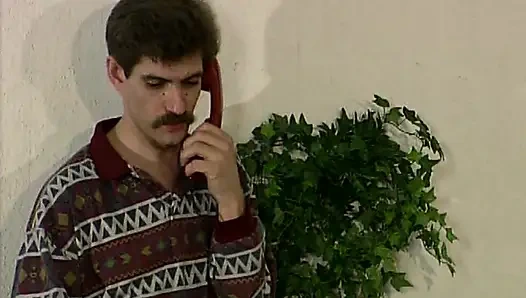 Французская крошка получила большой кримпай после того, как ее трахнули пальцами