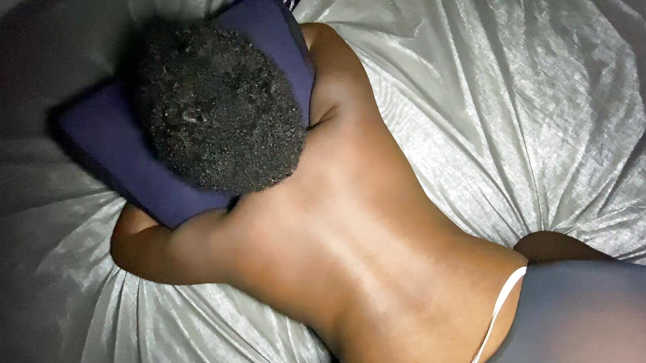 Verheiratete frau in durchsichtigen gibt sich dem schwarzen vergón, während ihr ehemann weg ist
