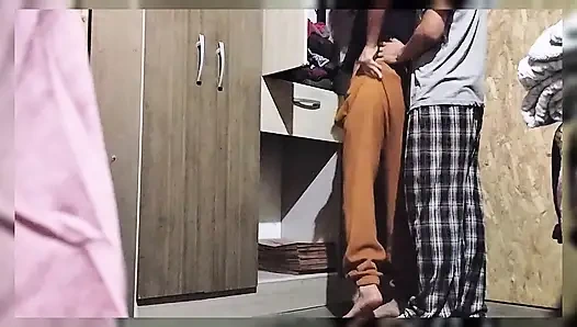 Dersten sonra üniversite öğrencimi dolaba "ders çalışmak" için evime alıyorum