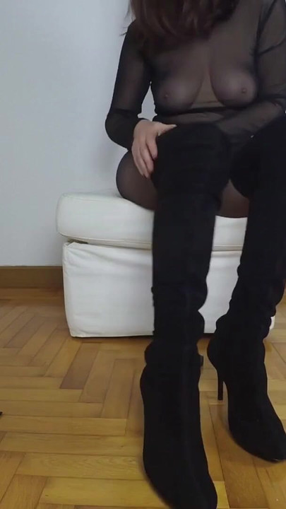 "Ainoa azdırıcı çizmeler, mini etek deri, göğüsler, tam naylon çoraplı" dan çarpıcı an