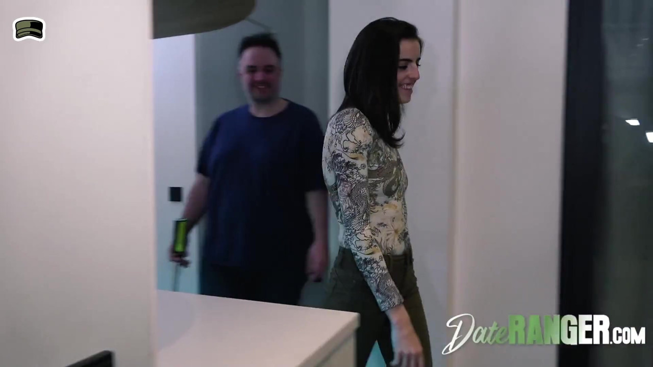 いたずらなフランス人アナルフックアップ:スーパースキニーベイブ