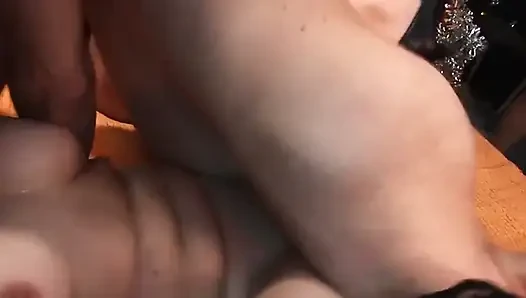 Olgun orta yaşlı seksi kadınlar vahşi Noel grup seks partisinde dölle damlıyor