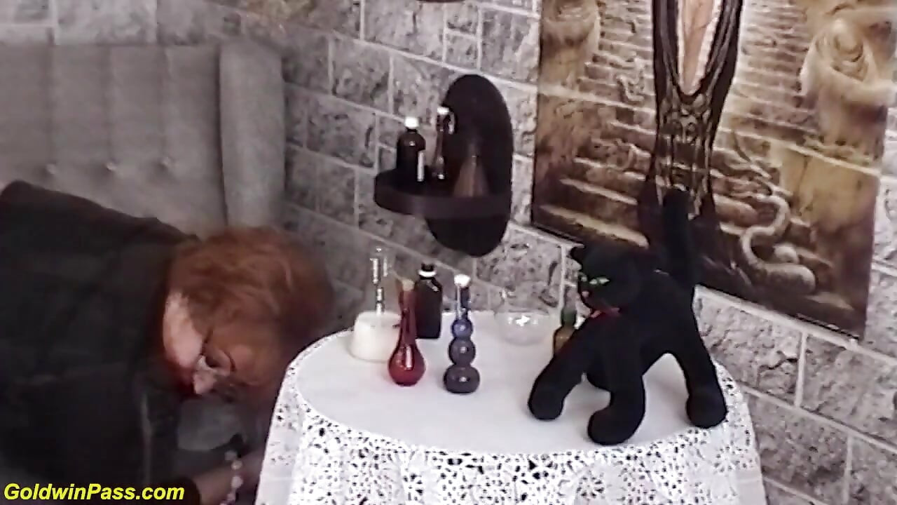 Kızıl saçlı tombul olgun cadı sikiliyor