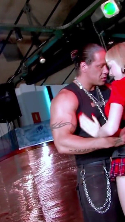 Sofia Valentine_leslie Fox_max Cortes_rob Diesel - Brutalt sexorgie på en natklub i Barcelona | Klip 1