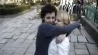 Fete sărutând parck românesc