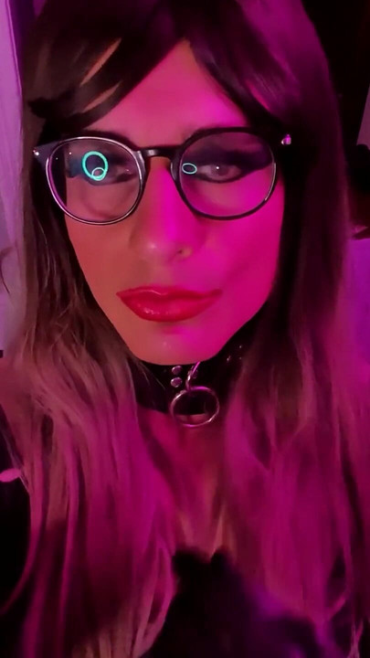 我现在很饥渴, 我经常不穿紧身衣, 但每当我穿紧身衣时, 我都会融化