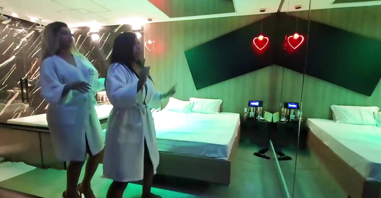Motel Warm-up: Nicoly and the Blonde Trans Dancing and Teasing!