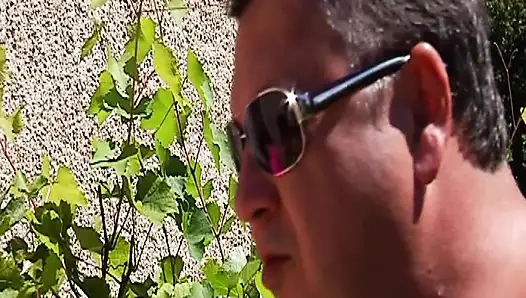 Inked französische schlampe wurde in der outdoor-show gefickt