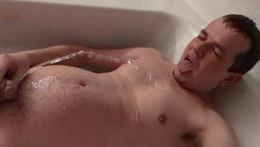Мягкий водный спорт в ванне, часть 2 - мужик разговаривает с камерой перед писанием себя в ванне