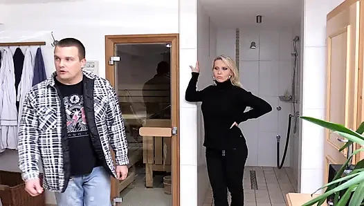 Sie ist eine blonde schätzchen aus frankreich, die gerne mit ihrer muschi gespielt wird